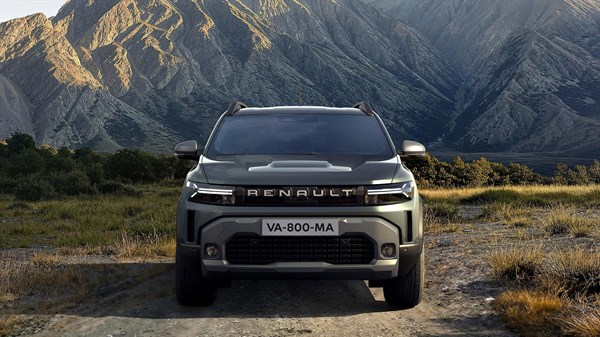 Renault Duster - calandre large au style affirmé décorée du lettrage Renault