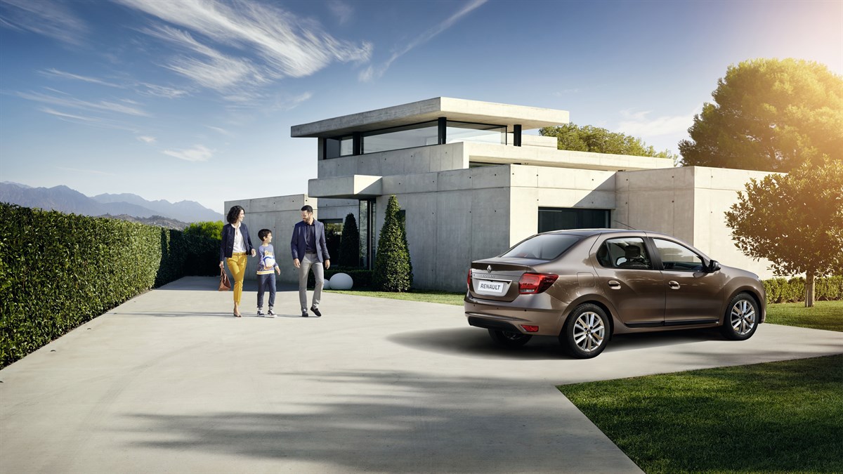 Renault LOGAN - voiture stationée devant maison moderne