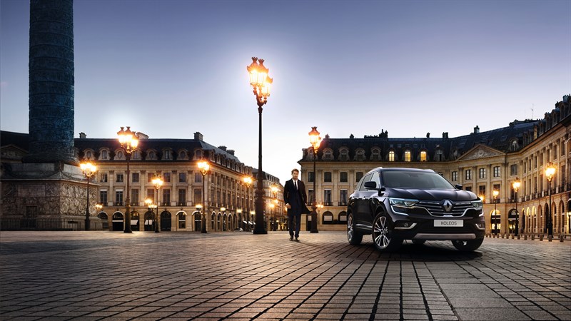 Renault KOLEOS INITIALE PARIS - véhicule sur la Place Vendôme de nuit - vue 3/4 avant