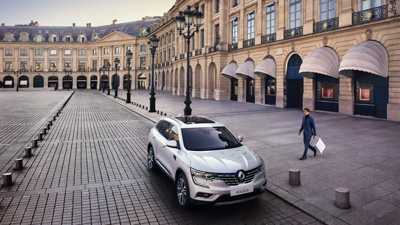 Renault KOLEOS INITIALE PARIS - véhicule blanc nacré - garé sur la Place Vendôme - vue 3/4 avant contre plongée