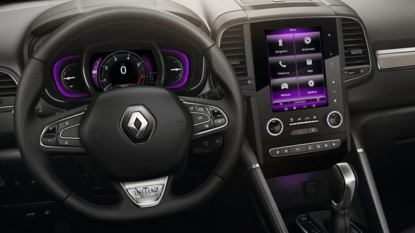 Renault KOLEOS INITIALE PARIS - zoom sur le volant et la console centrale avec une ambiance lumineuse violette
