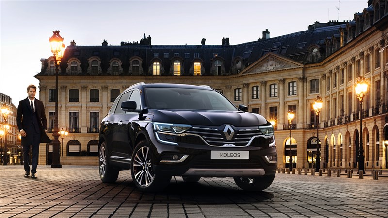 Renault KOLEOS INITIALE PARIS - Vue de 3/4 avant du véhicule sur la place Vendôme de nuit